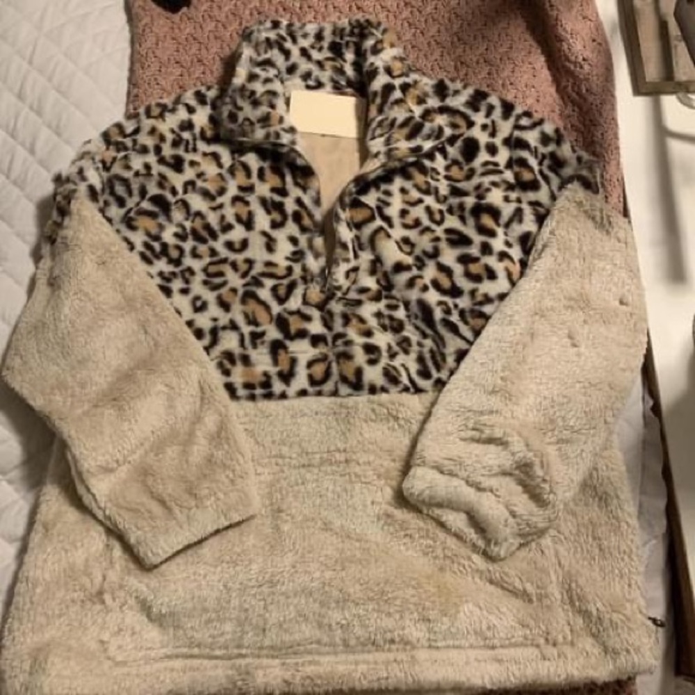 Entro pullover fuzzy leopard print sweatshirt
